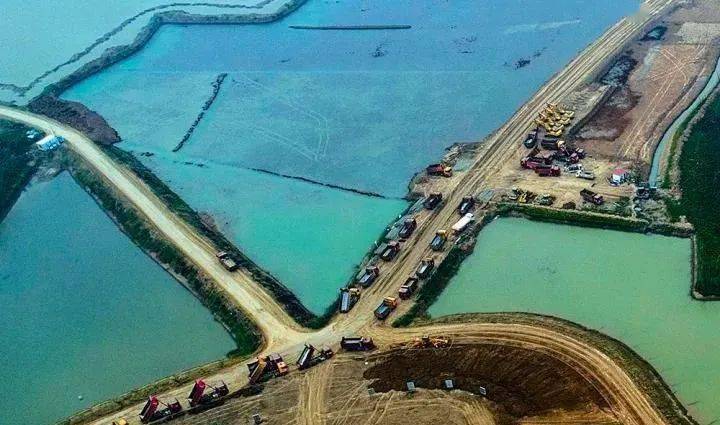 800多台套设备超过1500名工人在宿鸭湖畔填筑人工岛一派繁忙景象