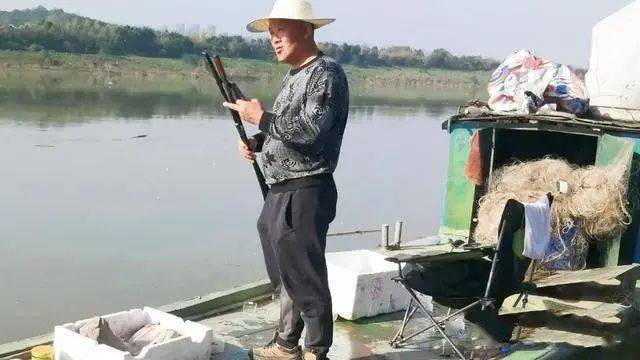 重庆"草帽哥"用泥鳅钓鱼被抓!作钓手法专业,靠卖鱼牟利