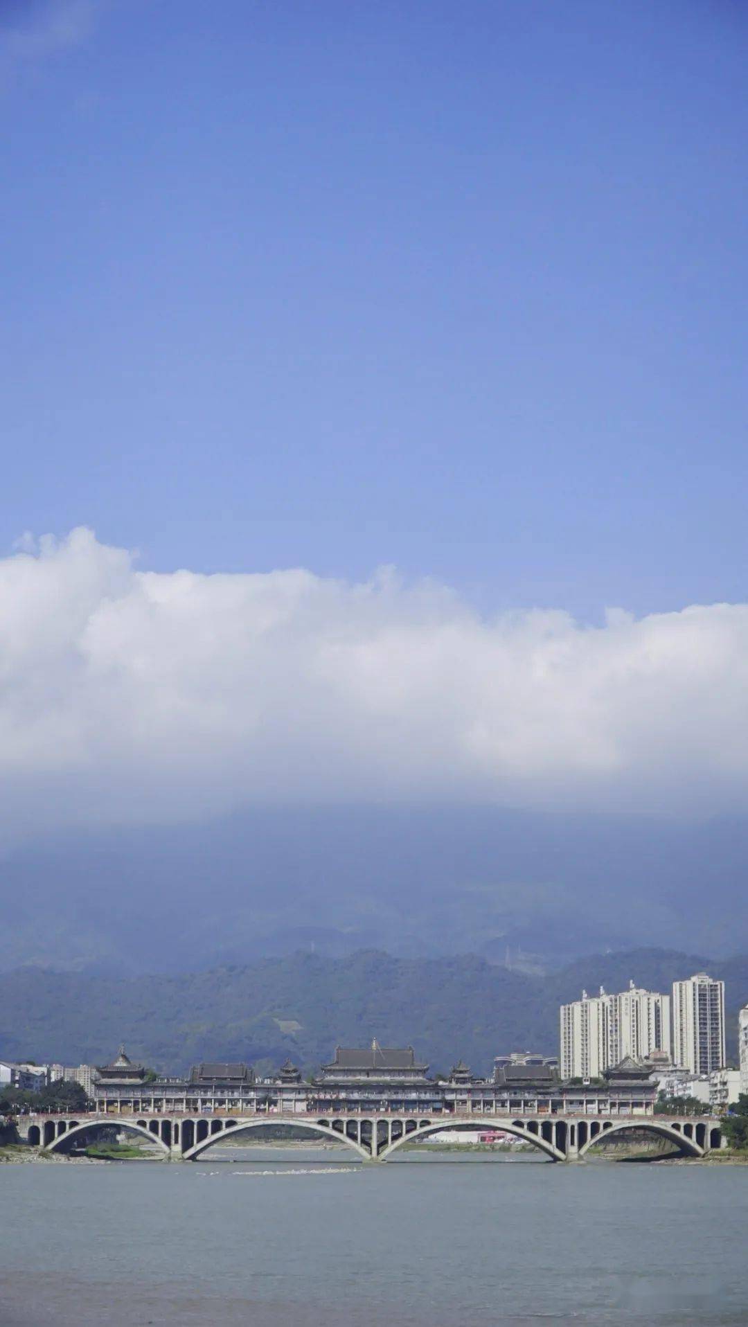 彩虹橋和藍天白雲也是不錯的組合有陽光有藍天有白雲雅安變得更加滋潤