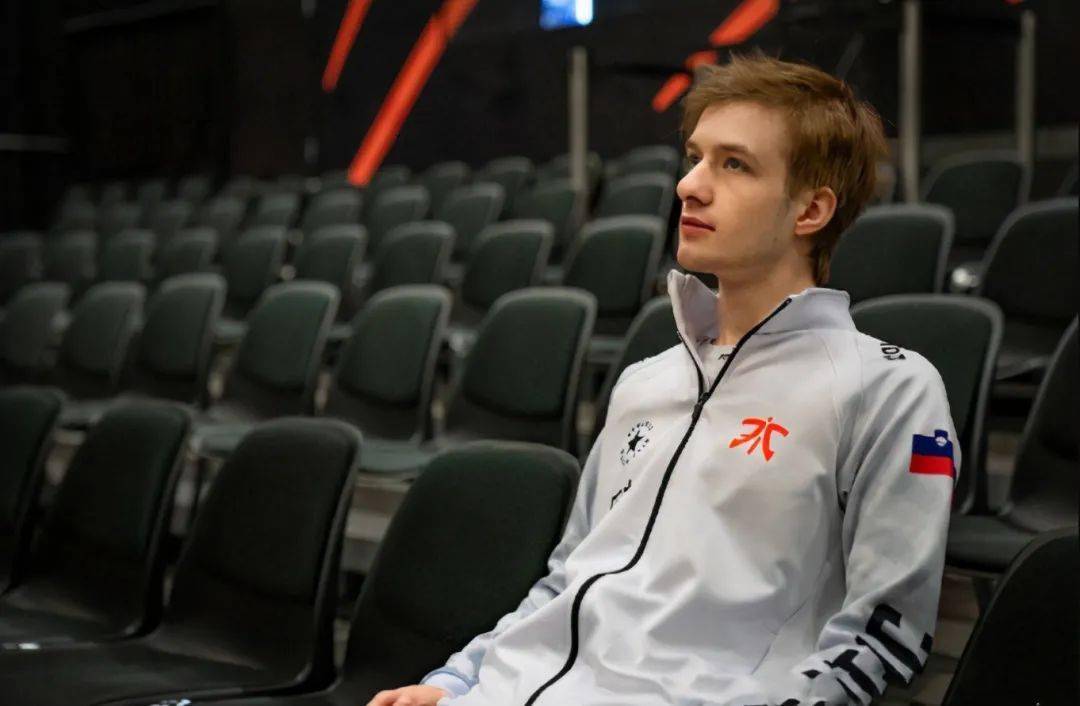 因为fnc战队在八强的时候就是被fpx战队送走的,所以nemesis对于doinb