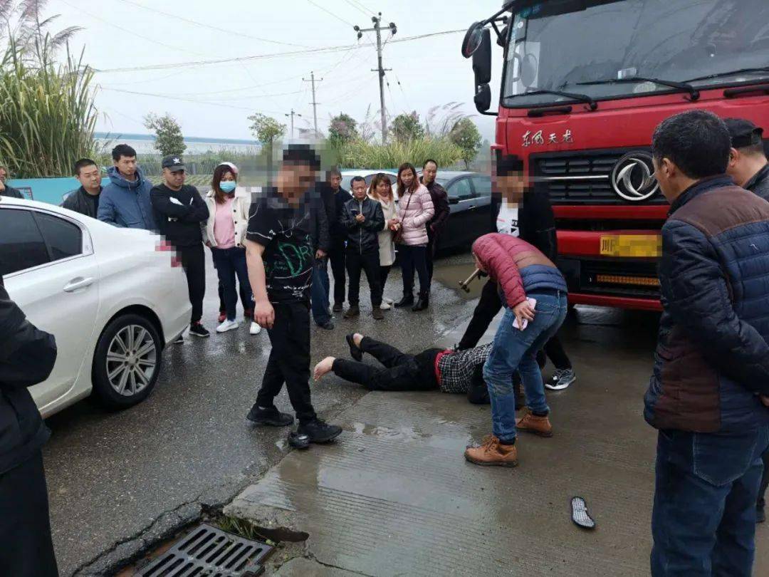 今天中午发生在阆中三桥附近的这一幕太危险了