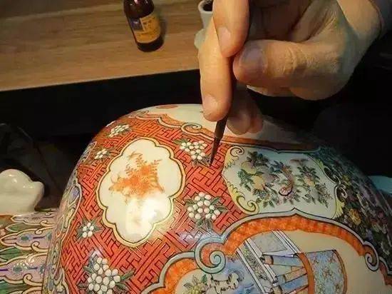 广彩制作工序—积填广彩瓷烧制技艺的工艺流程分描线(用瓷黑在胎器上