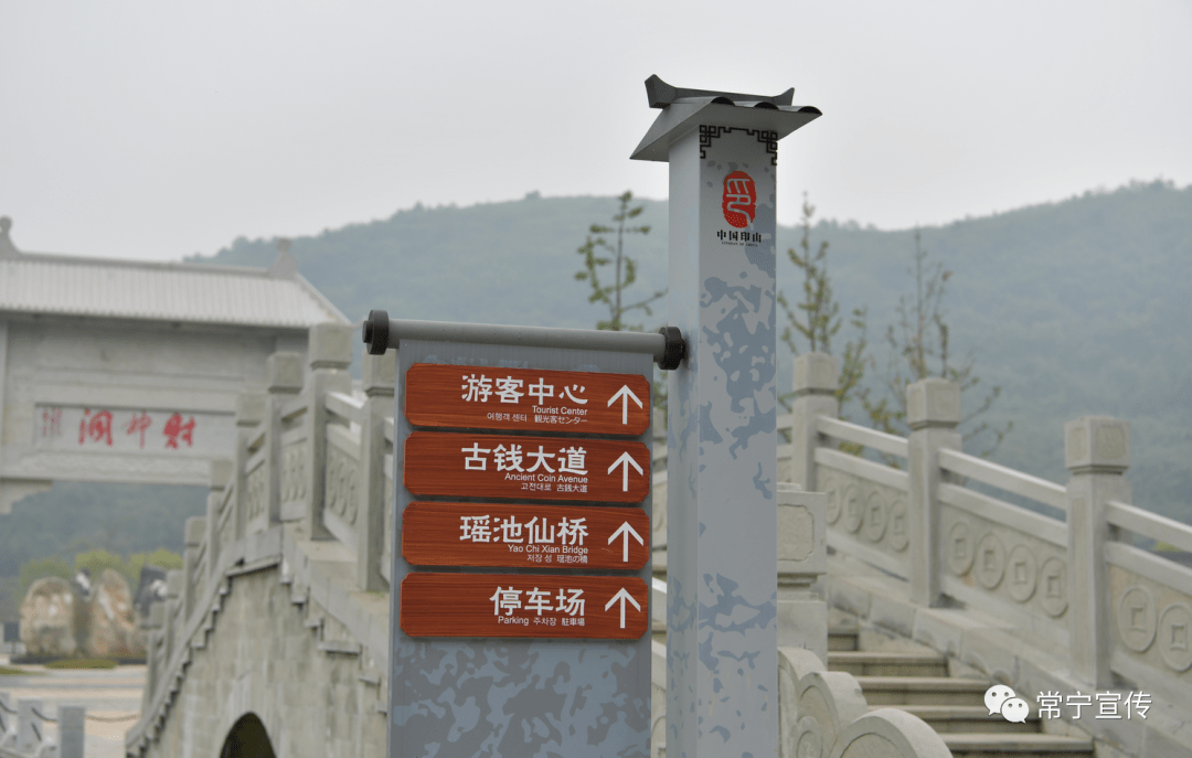 10月29日,走进庙前镇中国印山,财神洞景区内,在停车场,出入口,购物