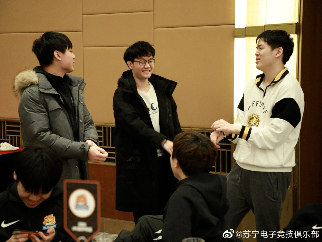 后一年牛排教练和kramer也是同年进入lplkarsa算是闪电狼老队员里来l