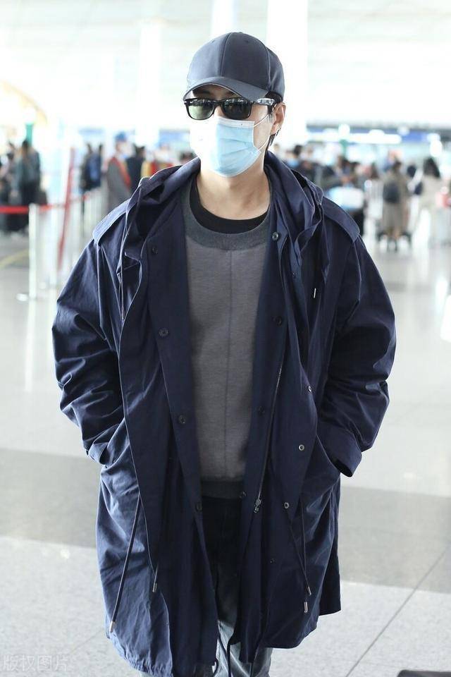 靳东老干部风现身机场穿深色风衣帅气头戴棒球帽墨镜帅气十足