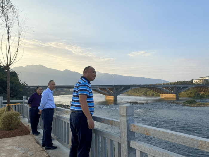 邓国雄打造绿色河岸保障生产安全