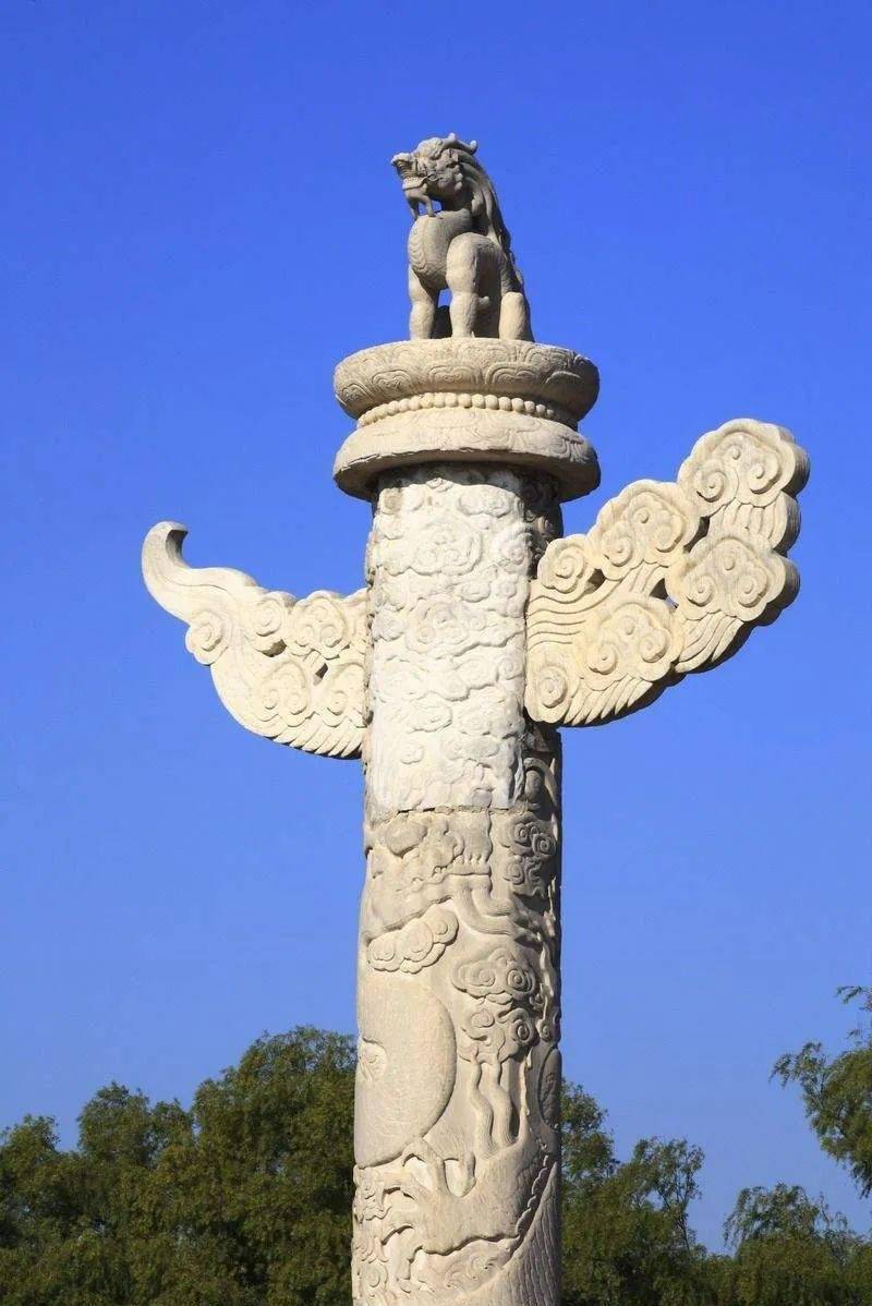 蹲在上面的怪兽名叫望天吼,被指为中国第一大国兽,历朝历代帝王们终身