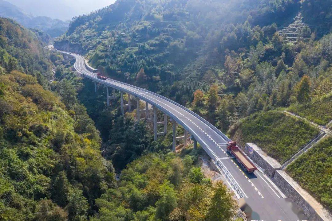 2亿.改建工程顺利通车g235