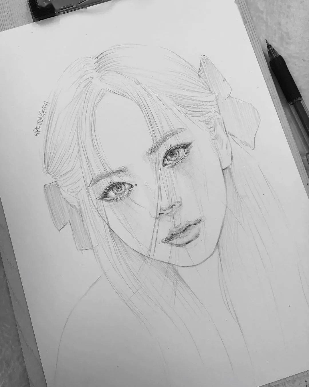 好撩人韩国美女画笔下的素描lisa朴彩英在她笔下画活了