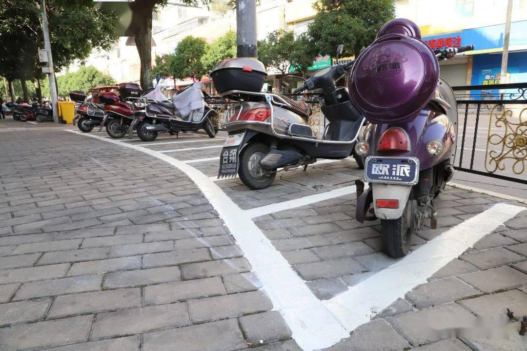 莲荷路北岳路口八一六南路虽然划了非机动车停车位大部分电动车能够有