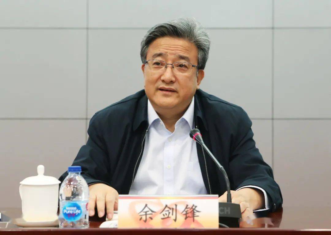 集团公司总经理,党组副书记顾军主持会议,党组成员李清堂,曹述栋