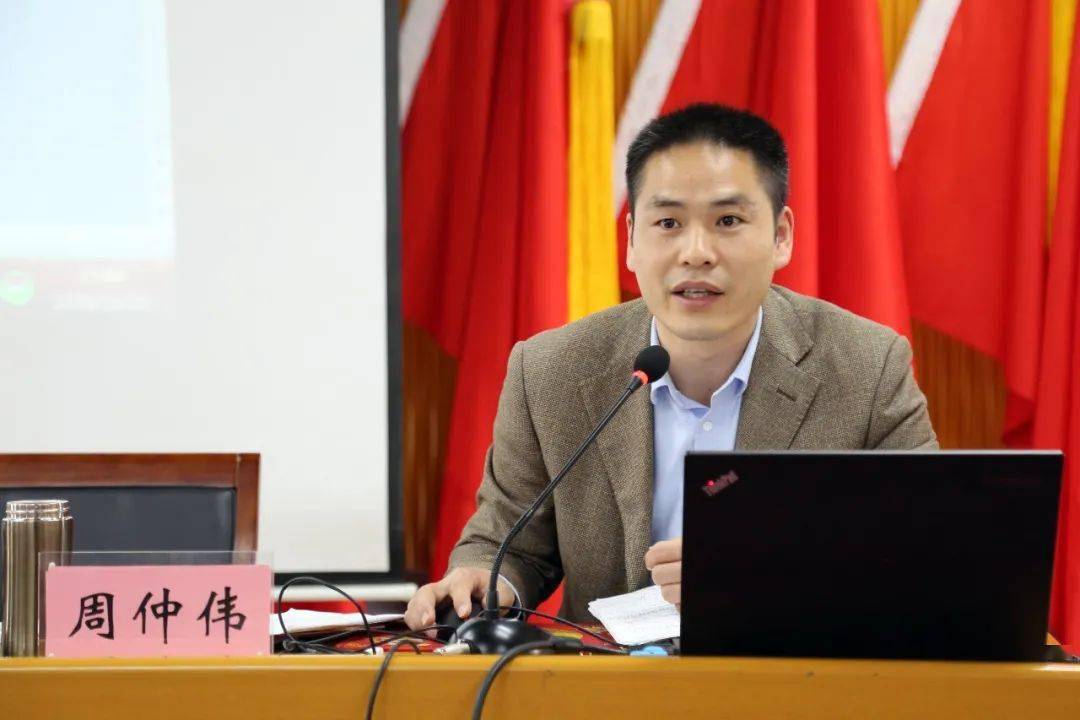 集团公司职工培训中心高工张凤军从工业革命时期铁路起源讲起,对《新