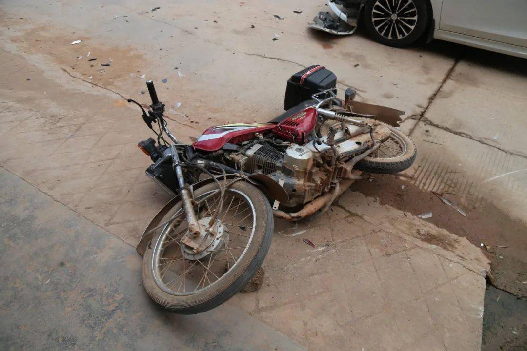 平南寺面一小车与摩托车横冲直撞出事故无辜路人惨被殃及