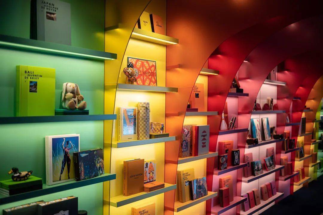 倒数第二间展厅中放映品牌精湛技艺的影片,我们能够领略精彩的幕后