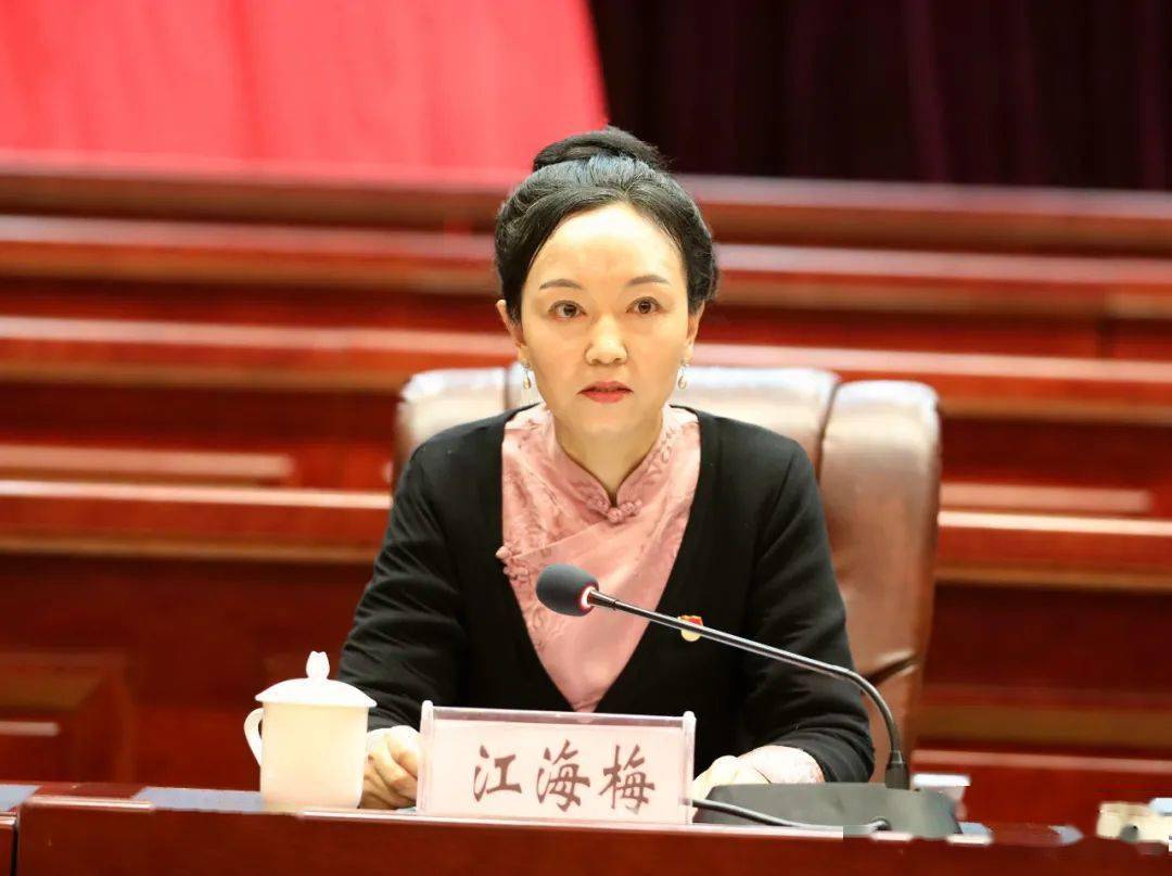 会上,江海梅对玉树文艺事业及文联工作所取得的成绩给予充分肯定,她在