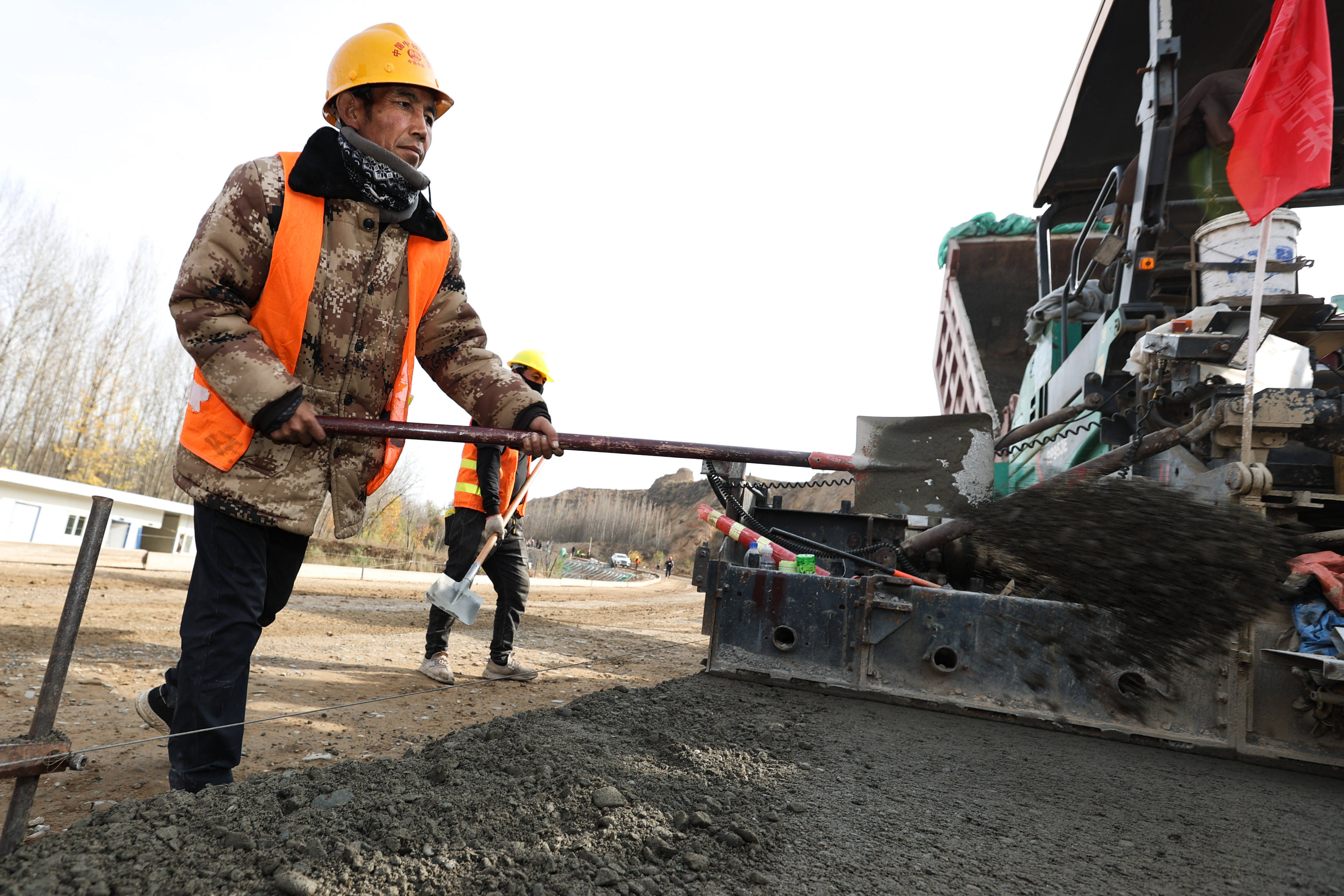 青海马康公路进入路面施工阶段