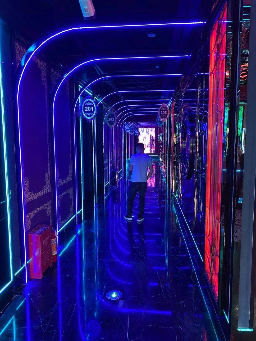 这家ktv入住钱库了让你嗨唱到爆