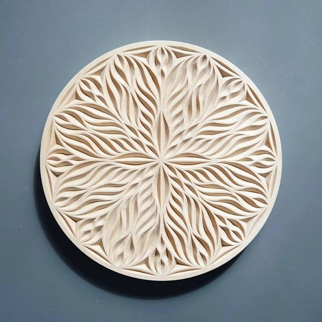 用传统方法和材料手工设计和制作的别韵木工雕刻