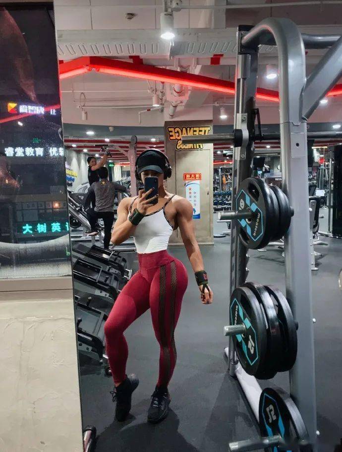 国产95后性感肌肉女神,一年夺8冠,这开了什么挂?_陈莹莹