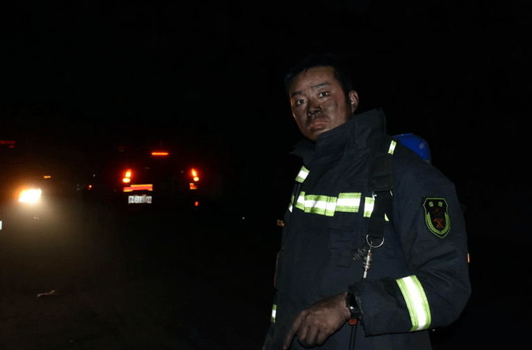 消防员,你真"黑"!_黑色