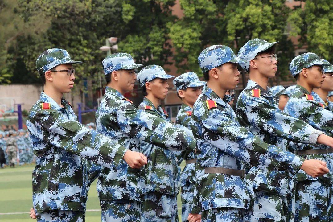 軍訓進行時正步向前我們正青春