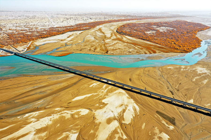 和田河扮靓塔克拉玛干的秋天