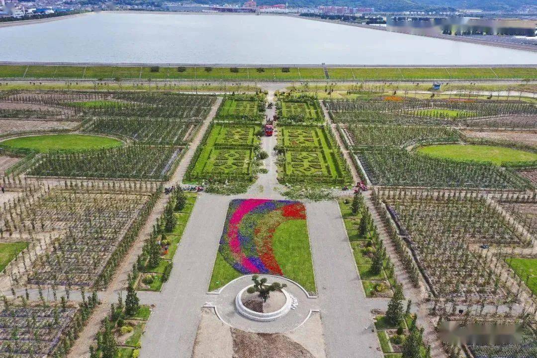 位于展茅田园综合体北侧喏,这个建设中的普陀"海上玫瑰园"我市有个"