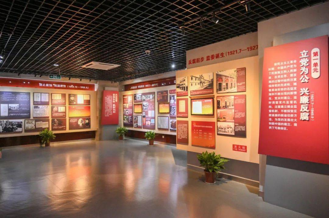 待集合完毕后,老师及同学怀揣着向往与激动之心,登上驶向王荷波纪念馆