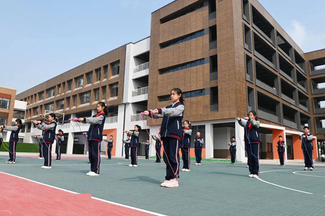 雨中南站马鞍山八中银塘中学领导来校交流