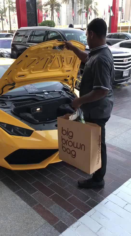 迪拜是不是连乞丐都开豪车