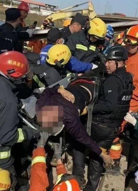 铁路桥梁坍塌致7死5伤!消防出动192人紧急救援!_事故