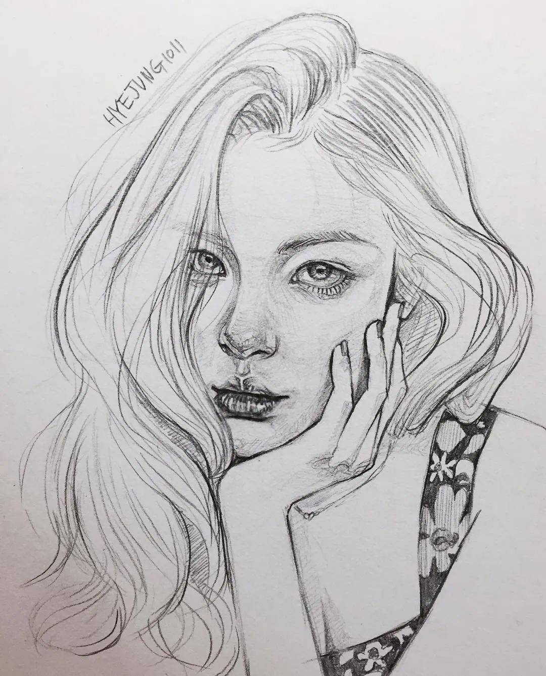 好撩人韩国美女画笔下的素描lisa朴彩英在她笔下画活了