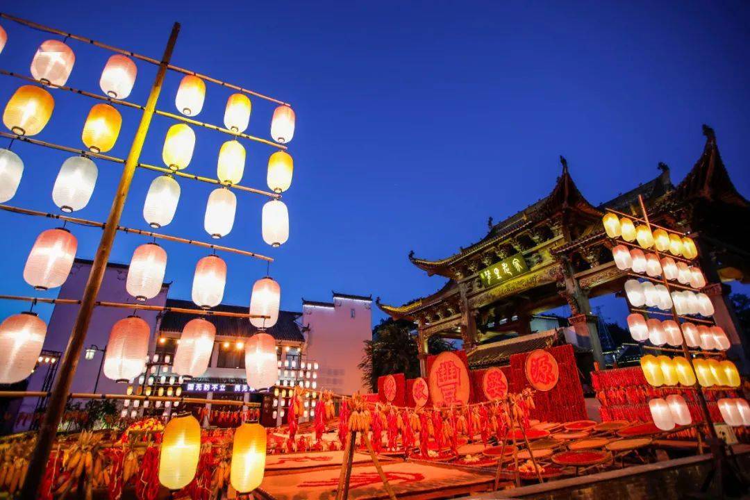 《如意芳霏》的街景美学风格极为讨巧:作为一部架空类的古装爱情轻