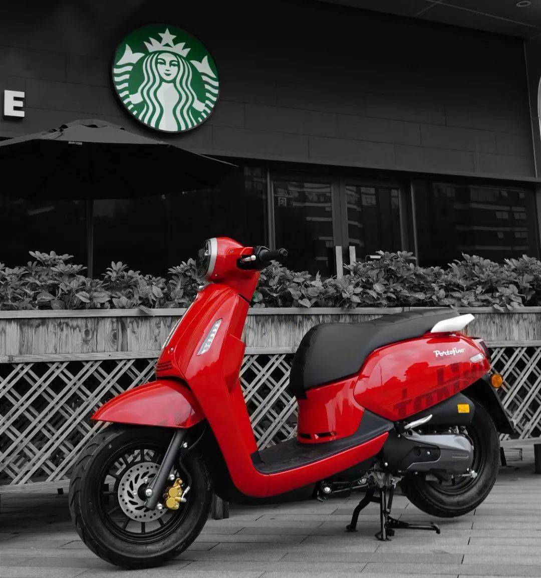 骑车是不少人的必备单品,4 2并不是他们的生活奢望,跨骑摩托车体略大