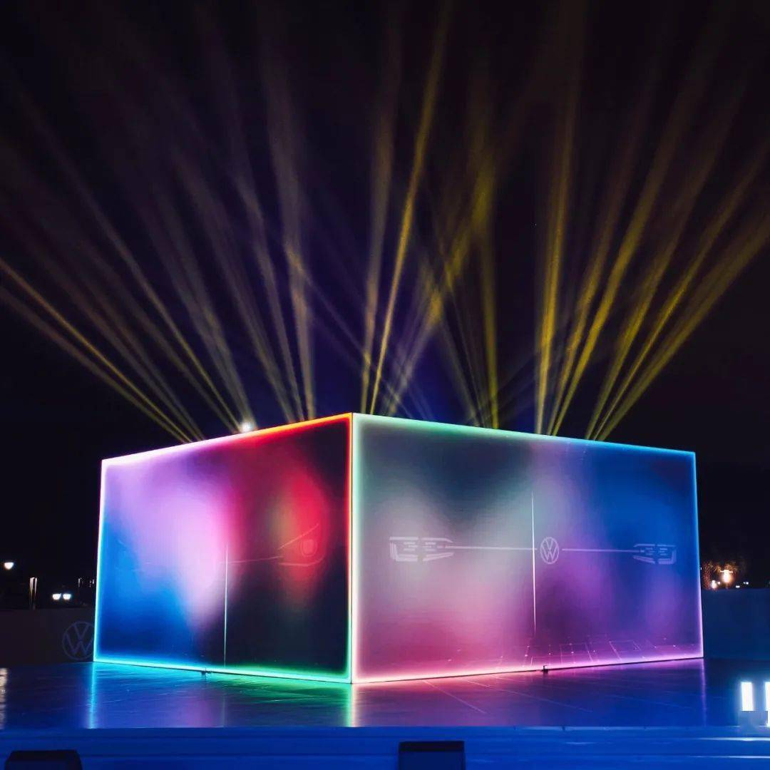 珠海大剧院前空投了一个巨型发光盒子里面竟然装的是