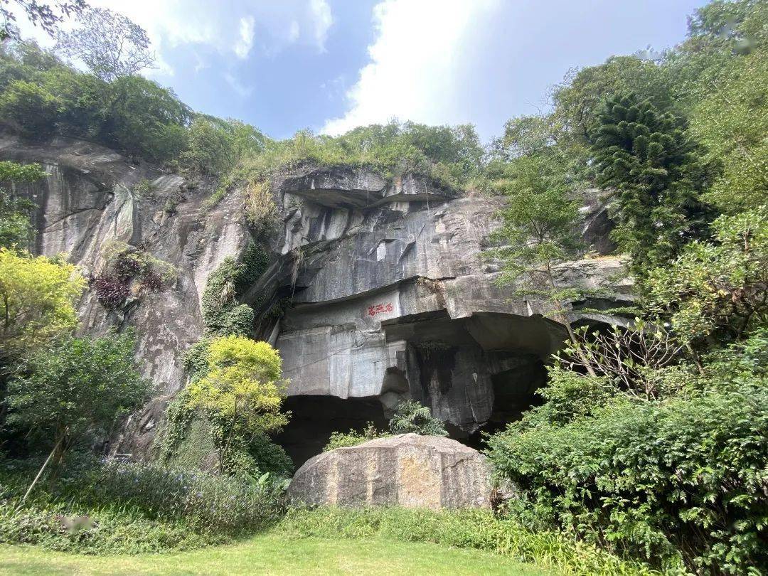 石燕岩是西樵山目前发现的最大的采石场,洞内石壁是整整齐齐的切痕.