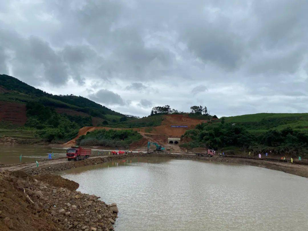 关键节点驮英水库枢纽工程明江倒虹吸围堰圆满合龙