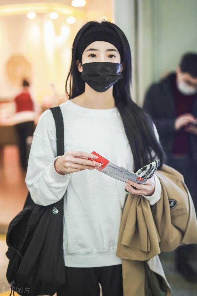 黄欣苑头戴发卡清冷范带一丝冷酷眉眼淡淡别样动人