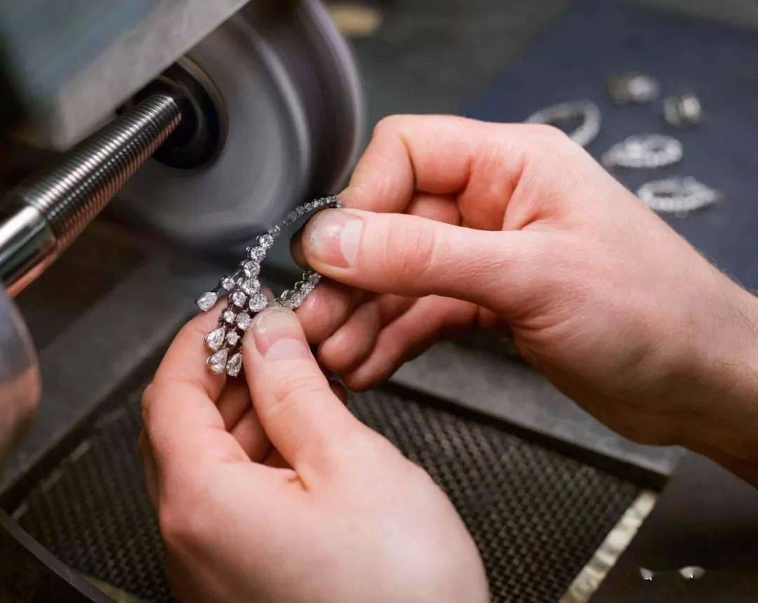 鉴赏graff瑰丽珠宝的诞生过程揭秘双梨形和圆形钻石耳环