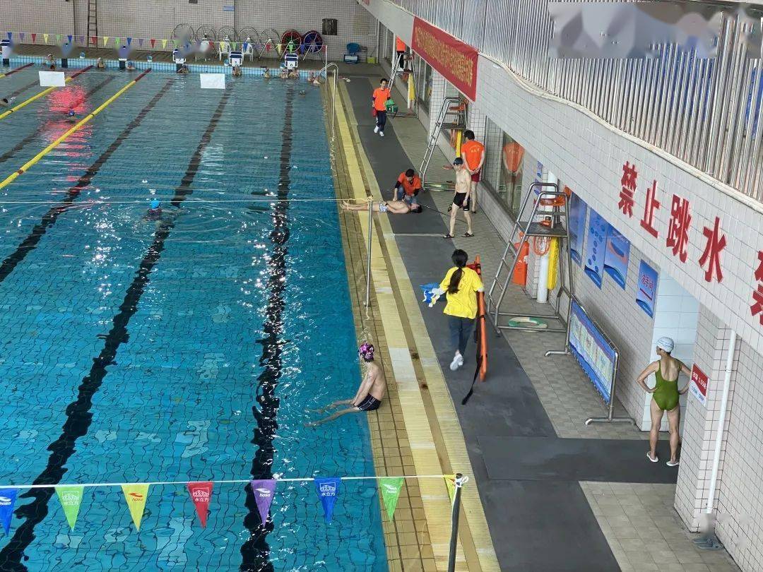 11月4日下午,随着一声长哨,嘉兴市少体校游泳馆内发布了池面紧急信号