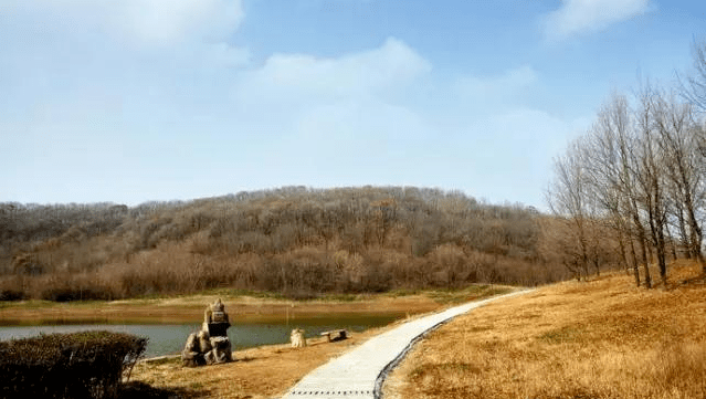 女山传说古镇四面环水,三桥出入,女山湖,七里湖像两条金龙口含小岛