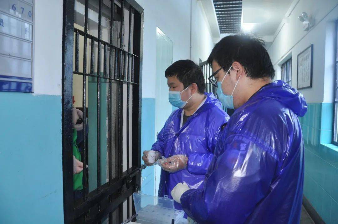 针对像李某这样的特殊在押人员,看守所加大日常巡诊力度,医生每天深入