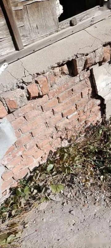 城事朝阳西梁西药厂附近的一幕墙面掉皮漏风承重墙裂纹木头窗户框都烂