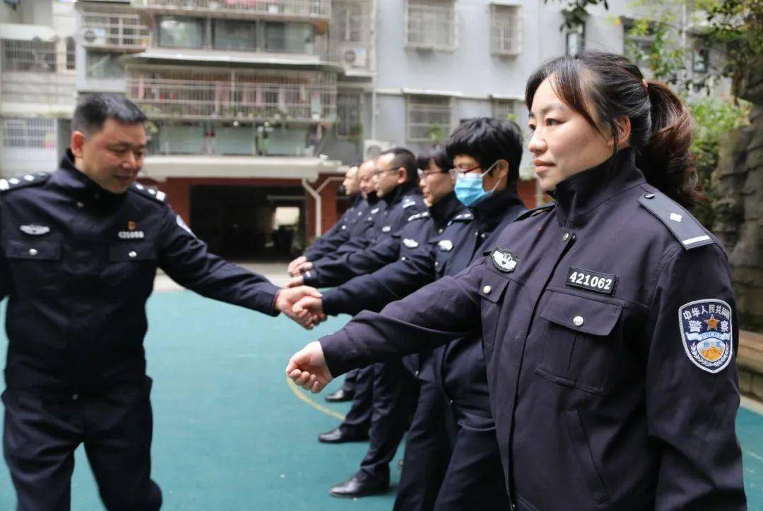 女警警绳图片