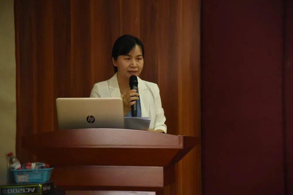 主持人为语文科组长陈秀青老师.