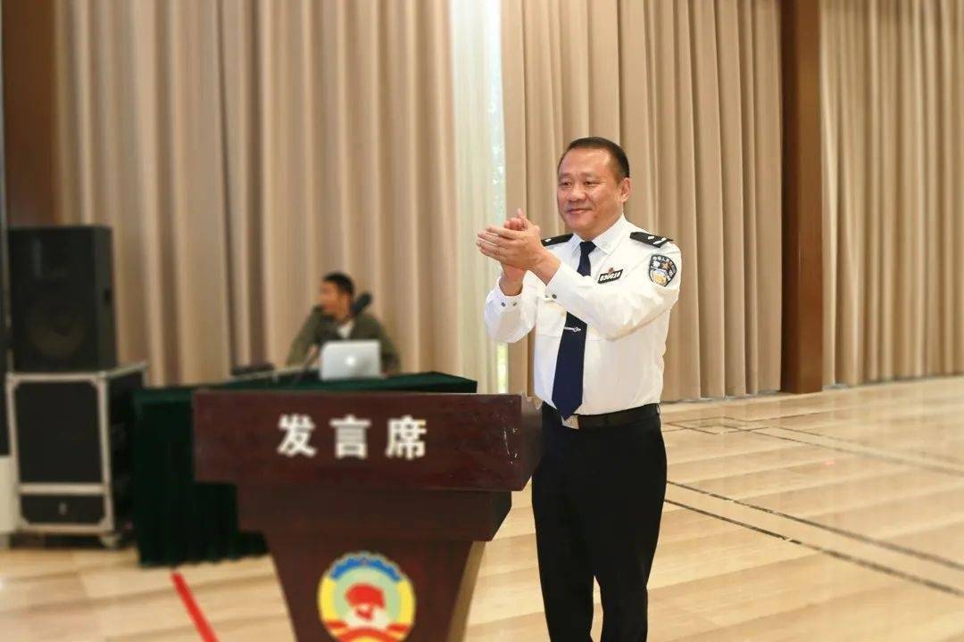 公安分局局长徐国林为多语种翻译志愿者和涉外律师代表颁发聘任证书