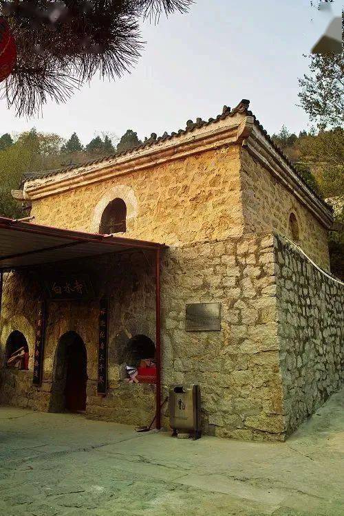 其外观为两重檐四阿顶方阁石阁南向,平面呈正方形依山面水,灵秀如画仿