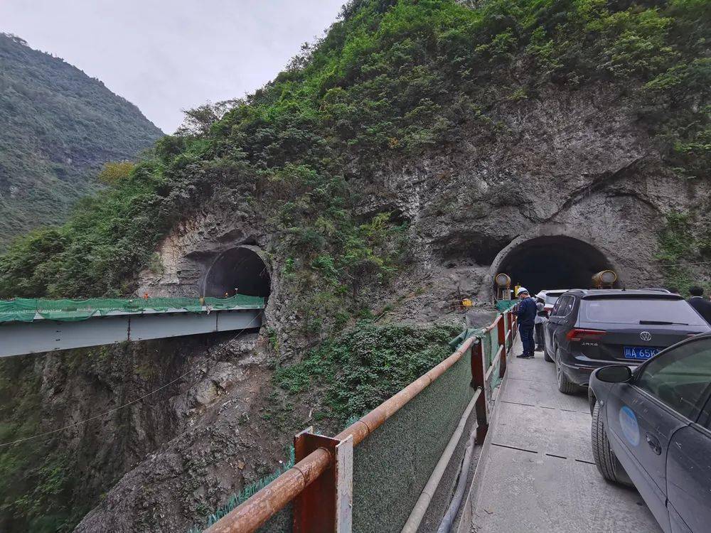 首座连接峨边彝族自治县的高速公路隧道贯通了
