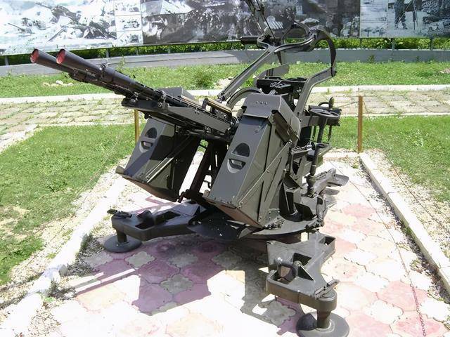 kpvt坦克机枪也没有在炮塔顶得到大范围使用,但它的小弟zpu防空机枪却