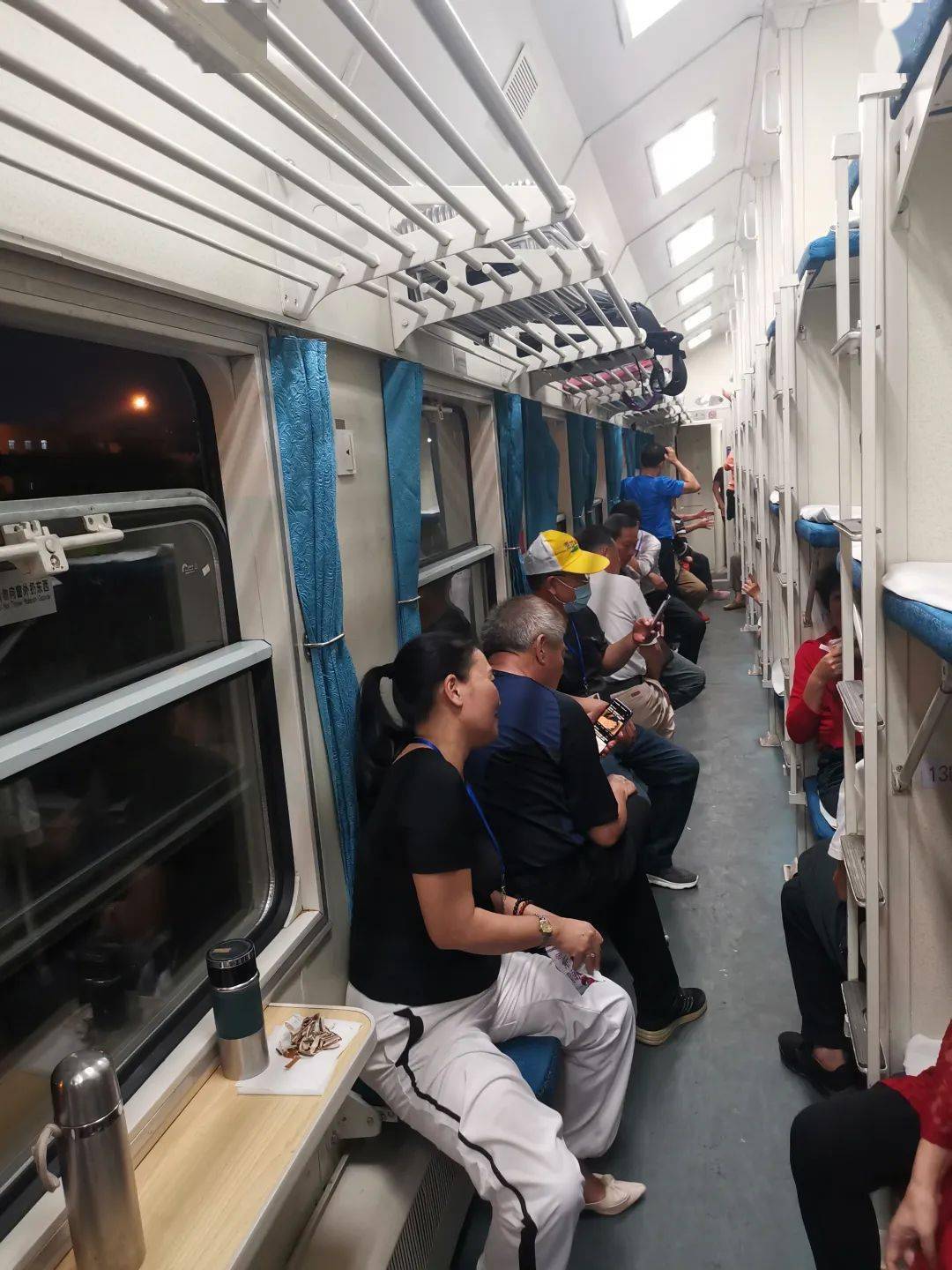 旅客有序排队进入车厢就到达了美丽的柳州夜间出发,游客们一觉醒来